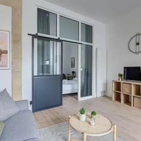 Beautiful Tram D Croix De Seguey * ボルドー